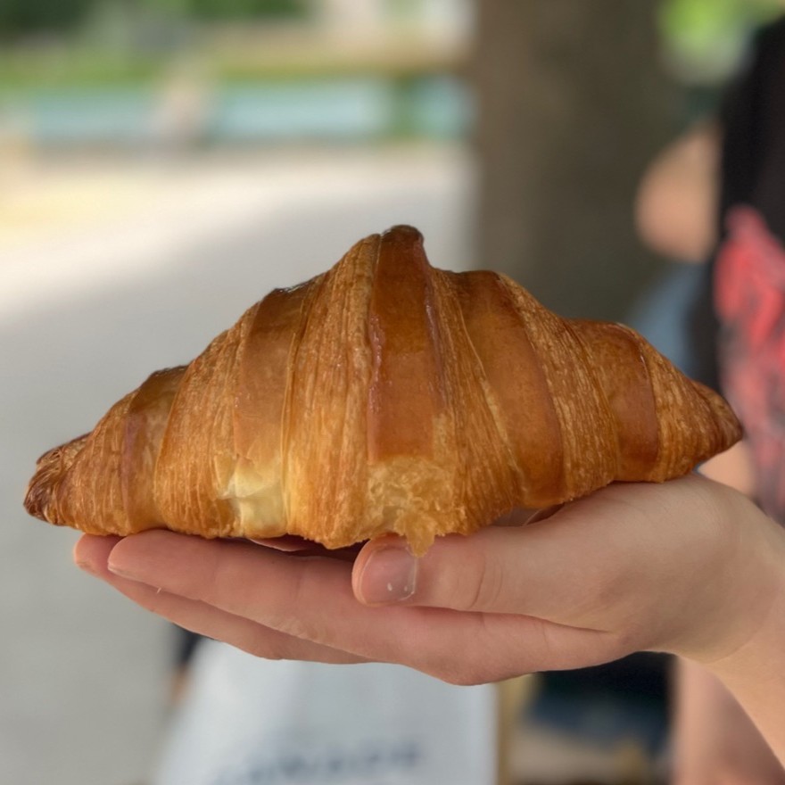 panade-croissant-op-hand