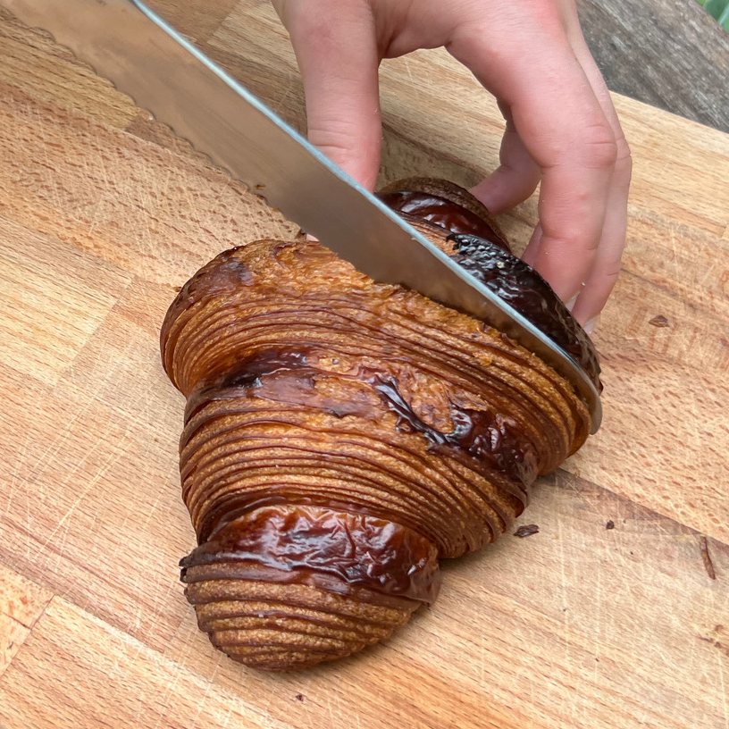 Pompernikkel-croissant-cutting