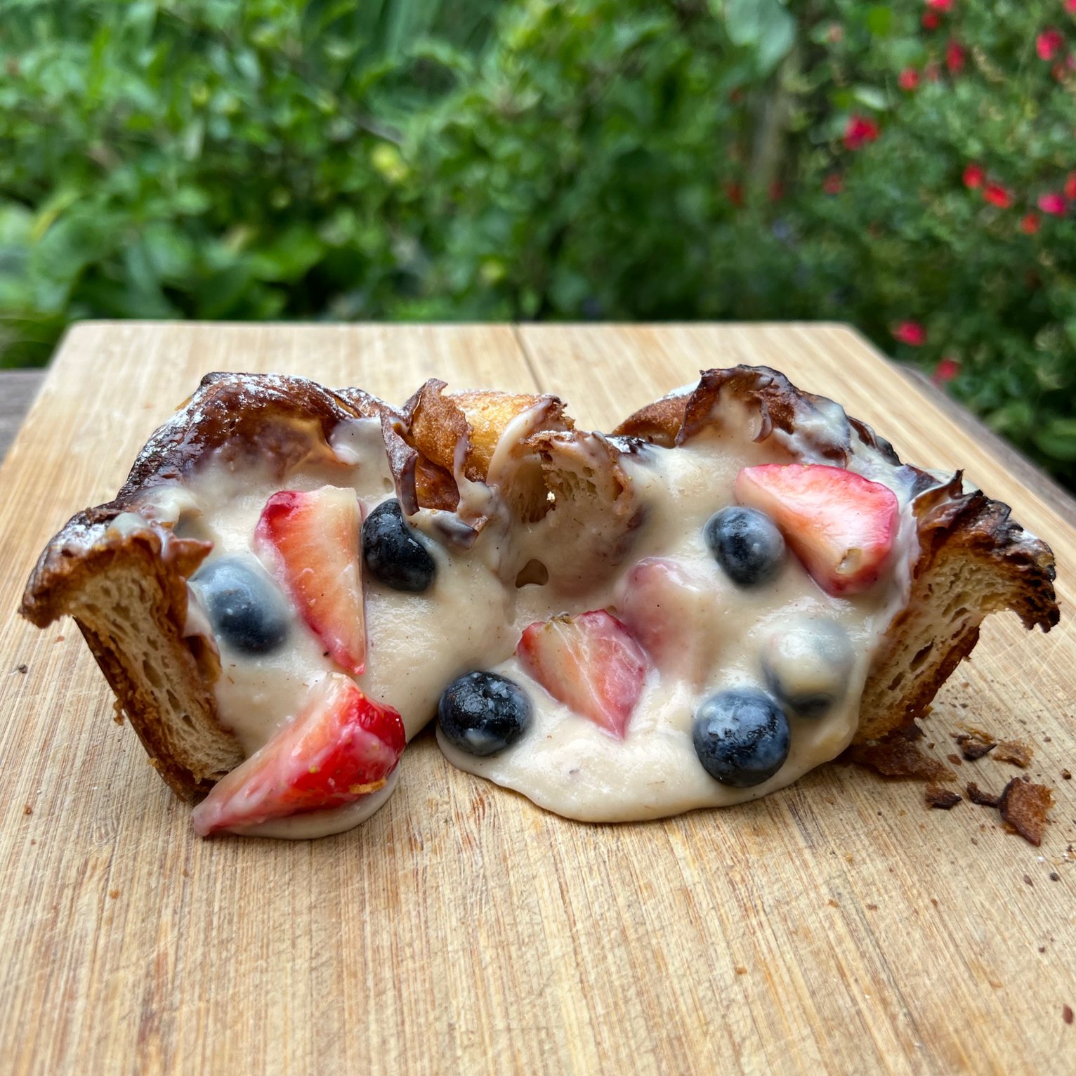 Pompernikkel-viennoiserie-custard-fruits-inside-square