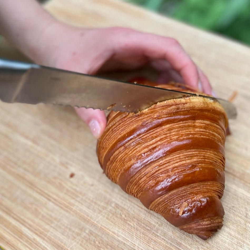 Bro-croissant-cutting